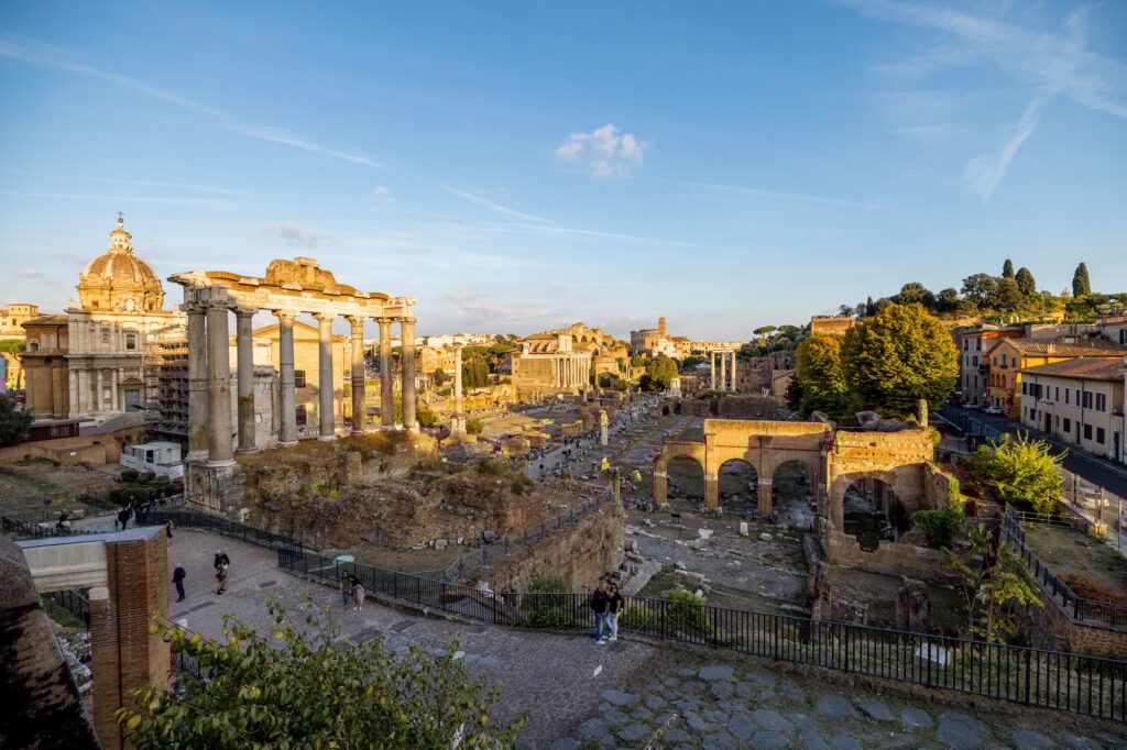 Ruinas del Foro Romano de Roma al atardecer