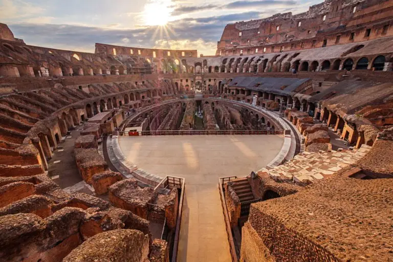 Vista panorámica del interior del Coliseo romano al atardecer